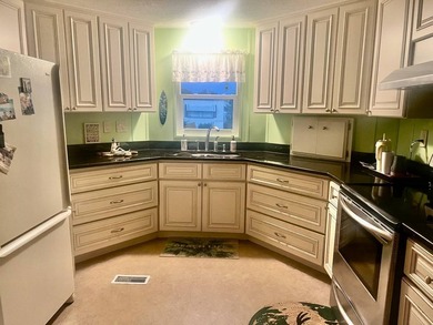 This well maintained 2/2 is ready for move in. No hurricane - photo 6