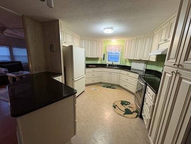 This well maintained 2/2 is ready for move in. No hurricane - photo 7