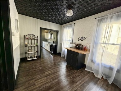 Welcome to this stunning, fully remodeled 3-bedroom, 2 full-bath - photo 6