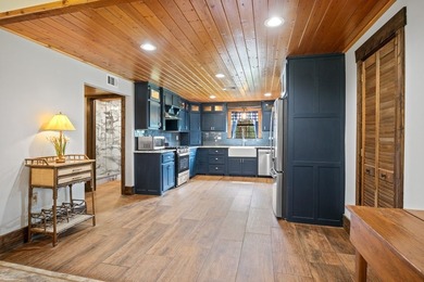 Well-appointed and full of rustic elegance, this beautiful log - photo 11
