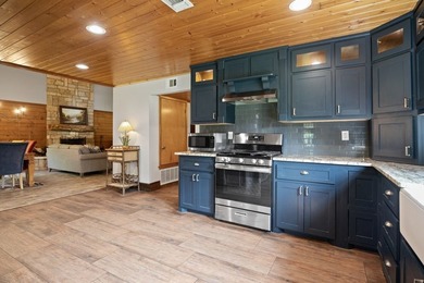 Well-appointed and full of rustic elegance, this beautiful log - photo 12