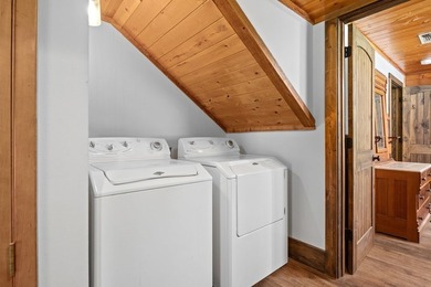 Well-appointed and full of rustic elegance, this beautiful log - photo 15