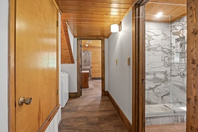Well-appointed and full of rustic elegance, this beautiful log - photo 16