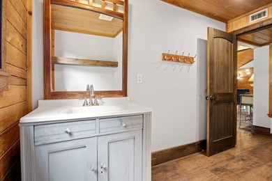 Well-appointed and full of rustic elegance, this beautiful log - photo 17