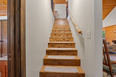 Well-appointed and full of rustic elegance, this beautiful log - photo 22