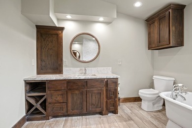 Well-appointed and full of rustic elegance, this beautiful log - photo 25