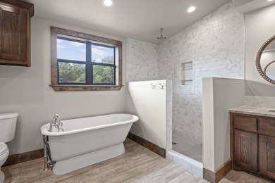 Well-appointed and full of rustic elegance, this beautiful log - photo 26