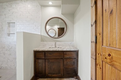 Well-appointed and full of rustic elegance, this beautiful log - photo 27