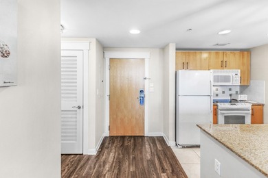 This immaculate condo is move-in ready and offers beautiful - photo 2
