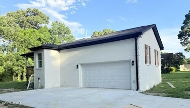 All Brick spacious home totally renovated. New kitchen with - photo 2