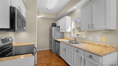 Hard-to-find end-unit townhome in the heart of Lake Ozark with - photo 4