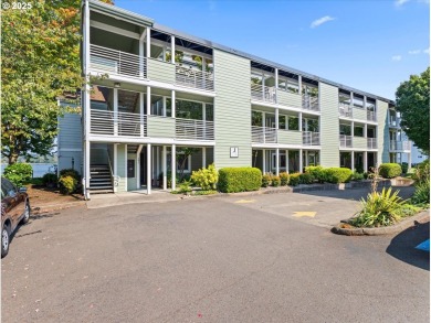 Lake Condo For Sale in Portland, Oregon