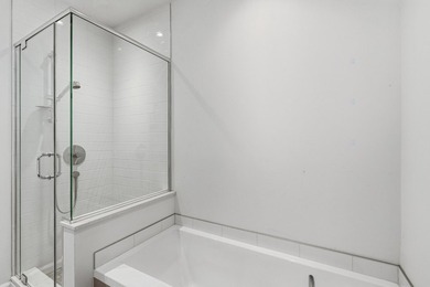 Located in the prestigious EVOLO project on Ile-des-Soeurs, this - photo 13