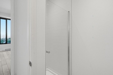 Located in the prestigious EVOLO project on Ile-des-Soeurs, this - photo 16