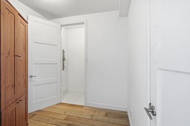 Located in the prestigious EVOLO project on Ile-des-Soeurs, this - photo 18