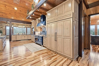 Luxury meets craftsmanship in this stunning 6,900 sq ft estate - photo 25