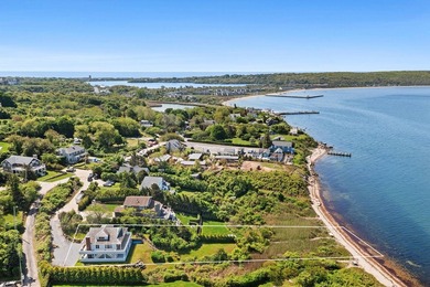 Tucked away on the shores of Fort Pond Bay, this well-kept 2,500 - photo 2