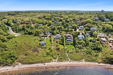 Tucked away on the shores of Fort Pond Bay, this well-kept 2,500 - photo 3