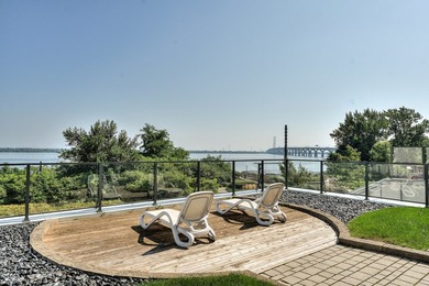 Located in the prestigious EVOLO project on Ile-des-Soeurs, this - photo 36