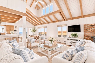 Tucked away on the shores of Fort Pond Bay, this well-kept 2,500 - photo 7