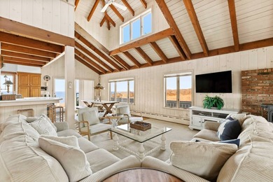 Tucked away on the shores of Fort Pond Bay, this well-kept 2,500 - photo 8