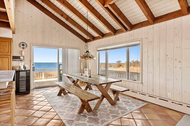 Tucked away on the shores of Fort Pond Bay, this well-kept 2,500 - photo 10