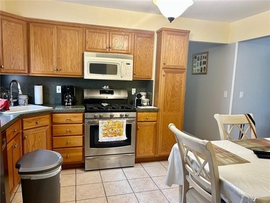 Discover this beautiful, well-maintained single family ranch - photo 6