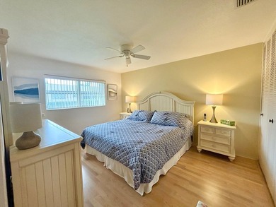 Elegantly decorated 2 bedroom 2 bath Villa located in the 55+ - photo 14