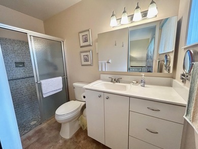 Elegantly decorated 2 bedroom 2 bath Villa located in the 55+ - photo 17