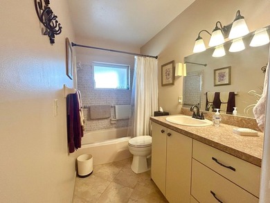 Elegantly decorated 2 bedroom 2 bath Villa located in the 55+ - photo 24