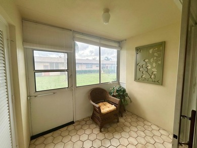 Elegantly decorated 2 bedroom 2 bath Villa located in the 55+ - photo 25