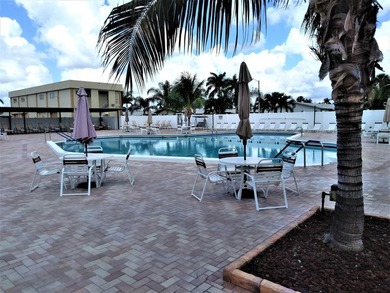 Elegantly decorated 2 bedroom 2 bath Villa located in the 55+ - photo 32