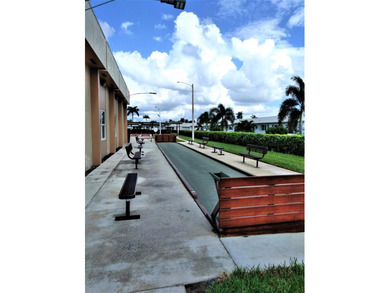 Elegantly decorated 2 bedroom 2 bath Villa located in the 55+ - photo 36