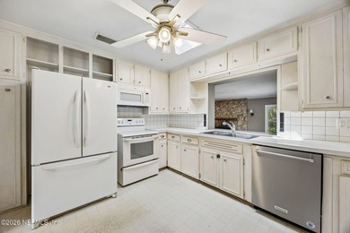 Charming 3 bedroom, 2 bath ranch home offering solid - photo 21