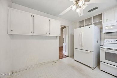 Charming 3 bedroom, 2 bath ranch home offering solid - photo 24