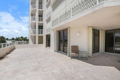 Light-filled & spacious is this luxurious OCEANFRONT 2-bedroom - photo 24