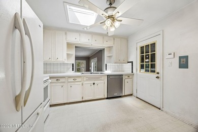 Charming 3 bedroom, 2 bath ranch home offering solid - photo 25
