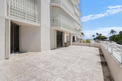Light-filled & spacious is this luxurious OCEANFRONT 2-bedroom - photo 25