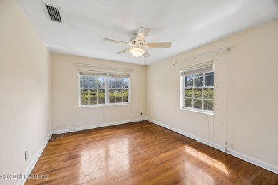 Charming 3 bedroom, 2 bath ranch home offering solid - photo 32