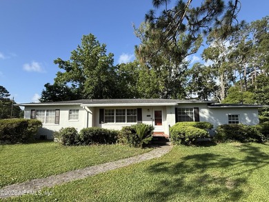 Charming 3 bedroom, 2 bath ranch home offering solid - photo 46