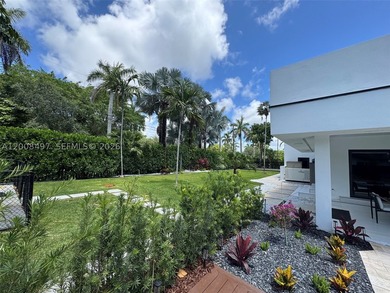 Exquisite modern estate located in the prestigious Village of - photo 15