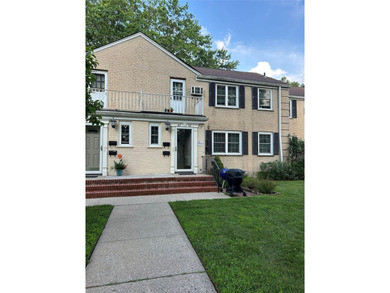 (private lake, pond, coastal) Home Sale Pending in Bayside New York