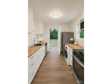 Welcome home to this warm and inviting Pensacola cottage - photo 4