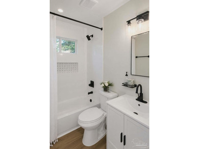 Welcome home to this warm and inviting Pensacola cottage - photo 8