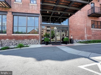 Bright & sunny 2 bedroom, 2 bath unit in move in condition with - photo 1