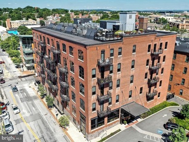 Bright & sunny 2 bedroom, 2 bath unit in move in condition with - photo 2