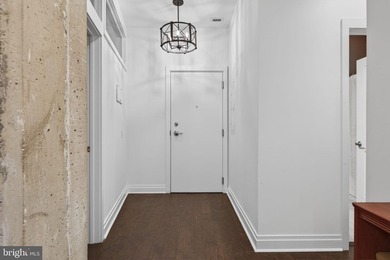 Bright & sunny 2 bedroom, 2 bath unit in move in condition with - photo 6