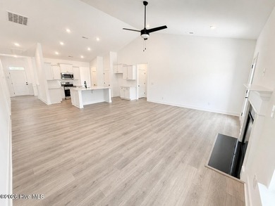 Welcome to Wood Creek Landing in Leland! Discover style, comfort - photo 9