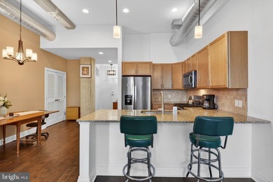 Bright & sunny 2 bedroom, 2 bath unit in move in condition with - photo 9
