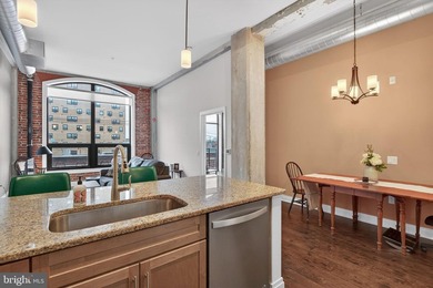 Bright & sunny 2 bedroom, 2 bath unit in move in condition with - photo 10